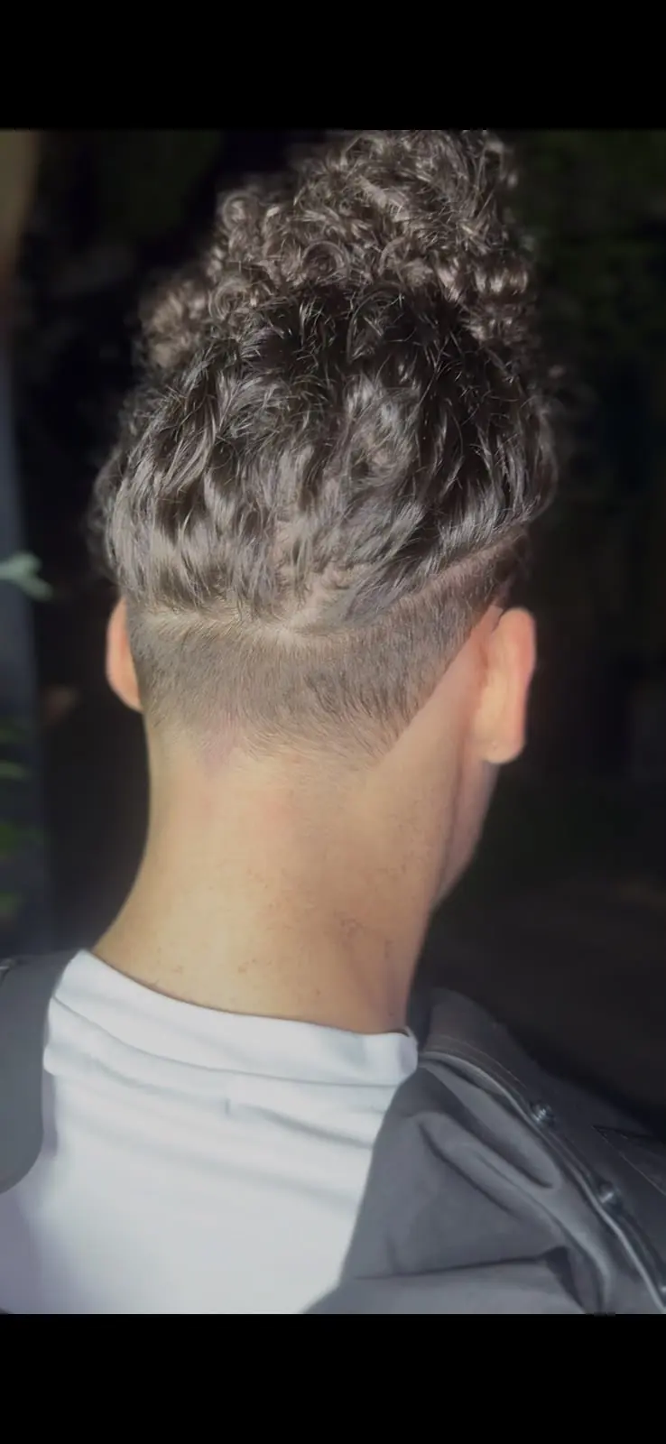 Curly top met scherpe line-up geknipt door barbier aan huis in Krommenie